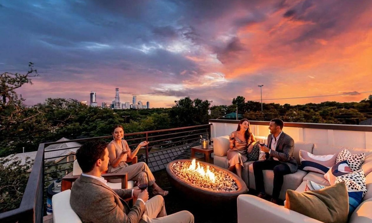 Clarksville House | Rooftop Sauna Firepit Heated Pool Games 1GB