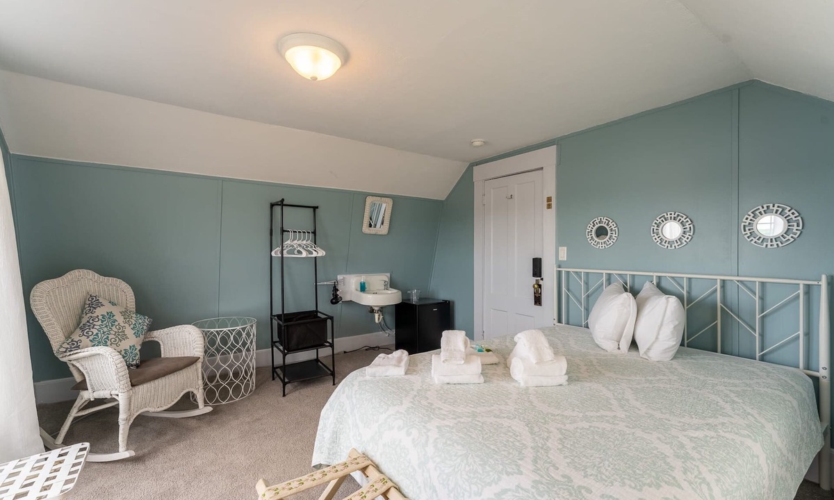 Weirs Beach House | Room 10 (3rd Floor Shared Bathroom)