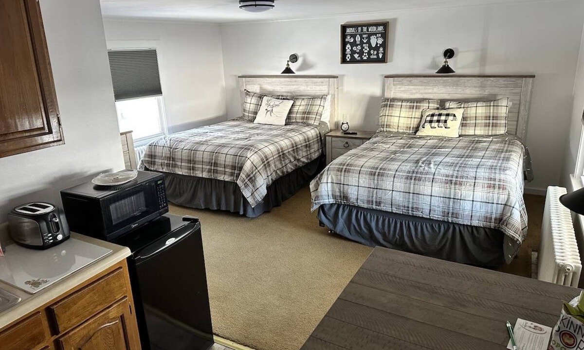 Schroon Lake Hotel | Room 108 with two queen beds