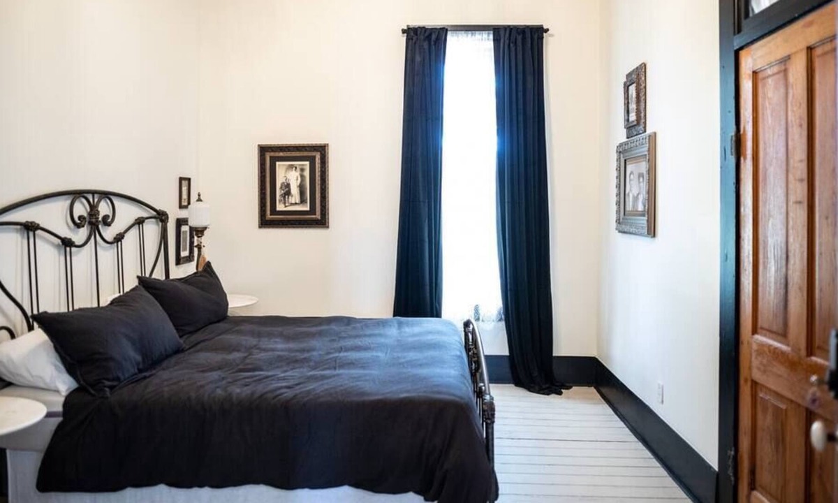 Chester Bed & Breakfast | Room 11-Black & White Commitment Suite -B&L Inn