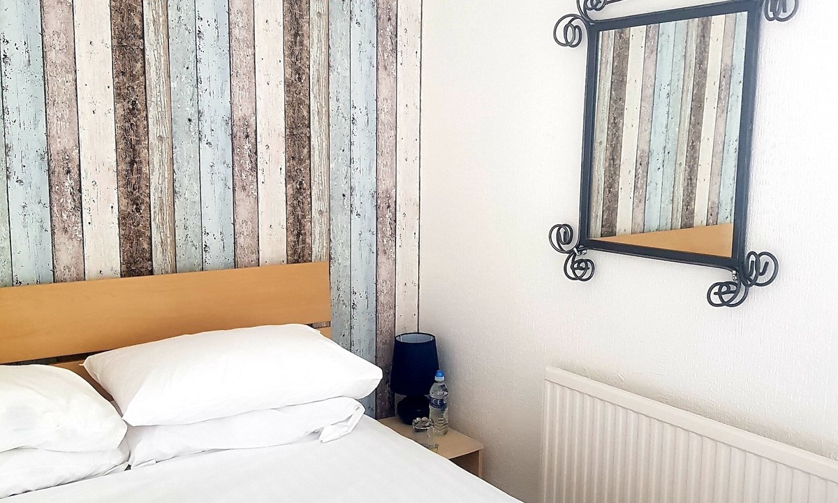 Paignton House | Room 2 double ensuite with shower