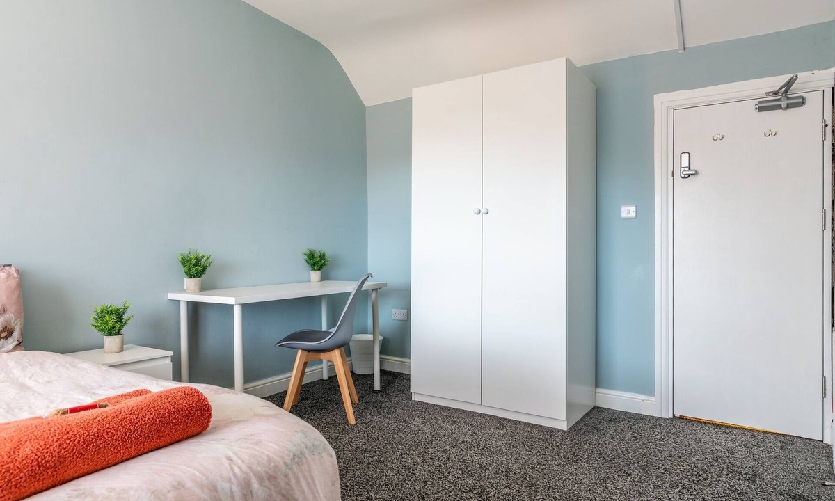 Castle Donington House | Room 2 double with a work space