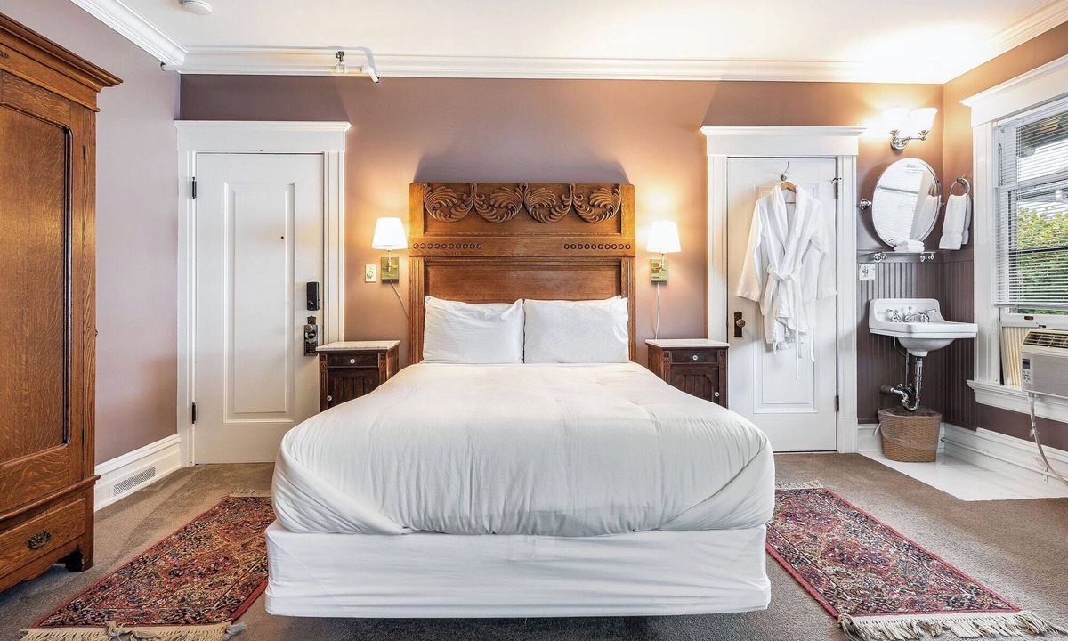 Capitol Hill House | Room 203 - Unique Accommodations in Seattle's Capitol Hill