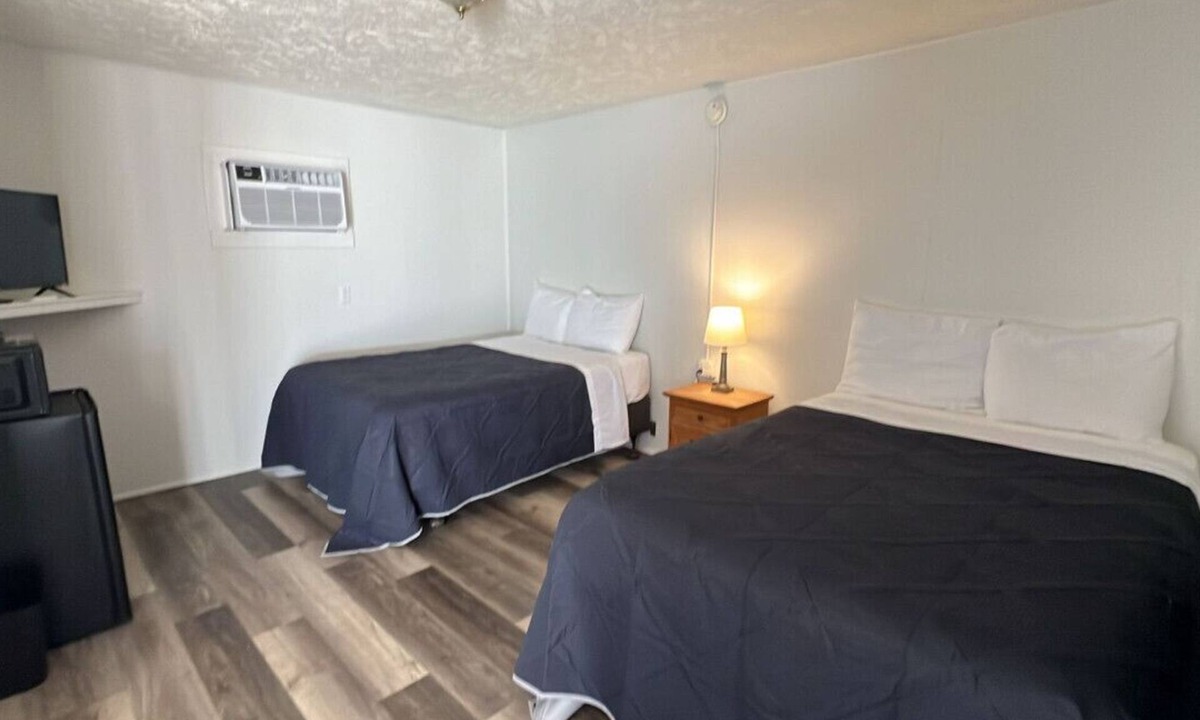 Harper Hotel | Room 22 - Standard Queen - Sleeps 4 - Harper Motel
