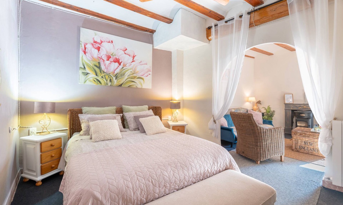 Alcublas Apartment | Room '2A' with Shared Pool, Private Garden and Wi-Fi