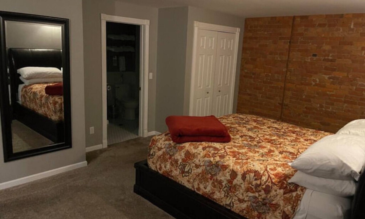 Gaffer District Apartment | ROOM 3 Luxury King Suite