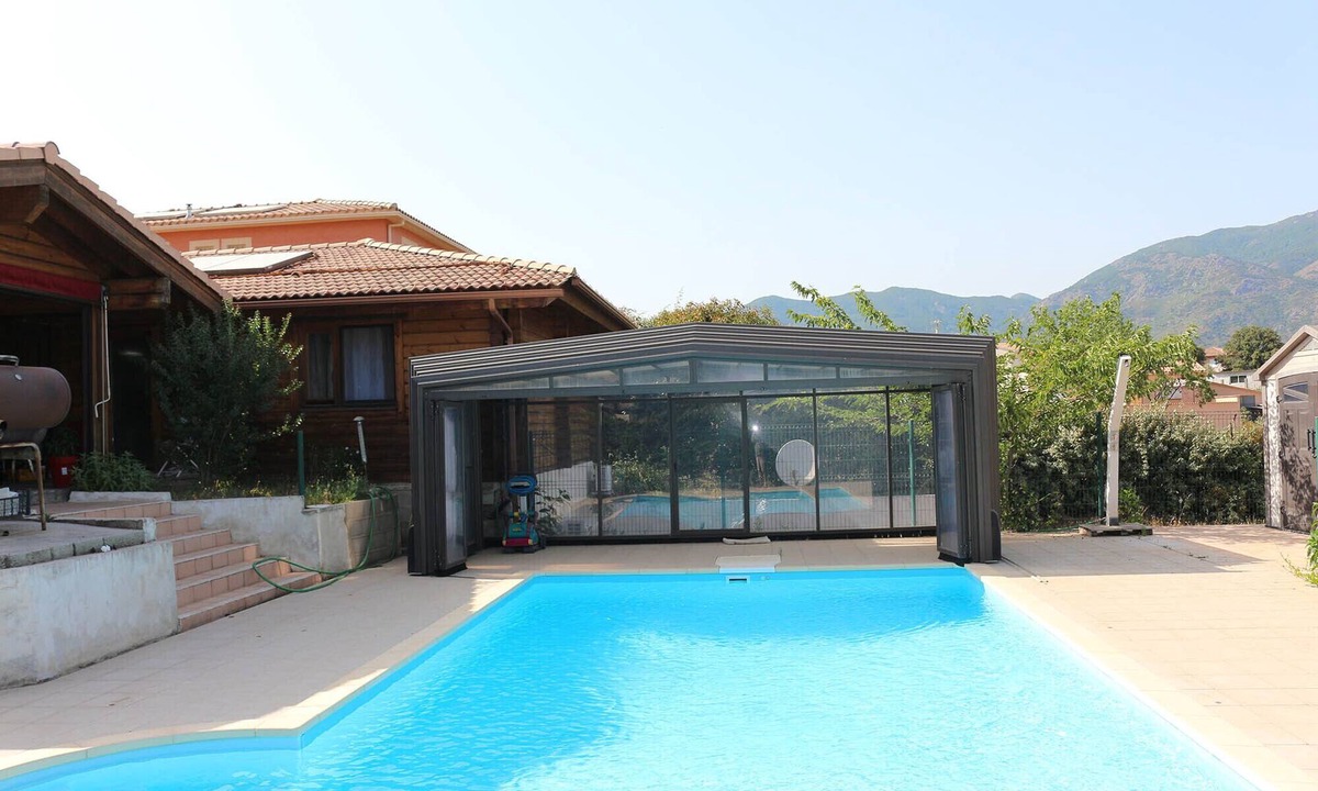 Valpaja House | Room 3 violet 2 adults