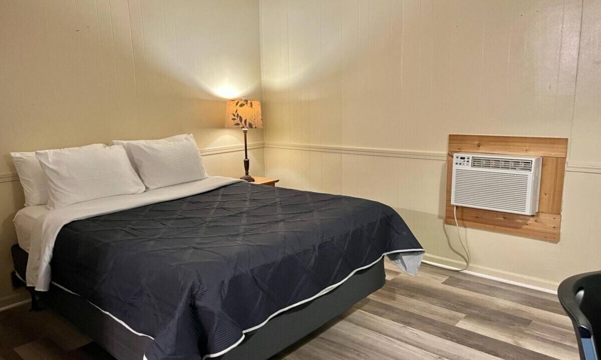 Harper Hotel | Room 33 - Standard Queen - Sleeps 2 - Harper Motel