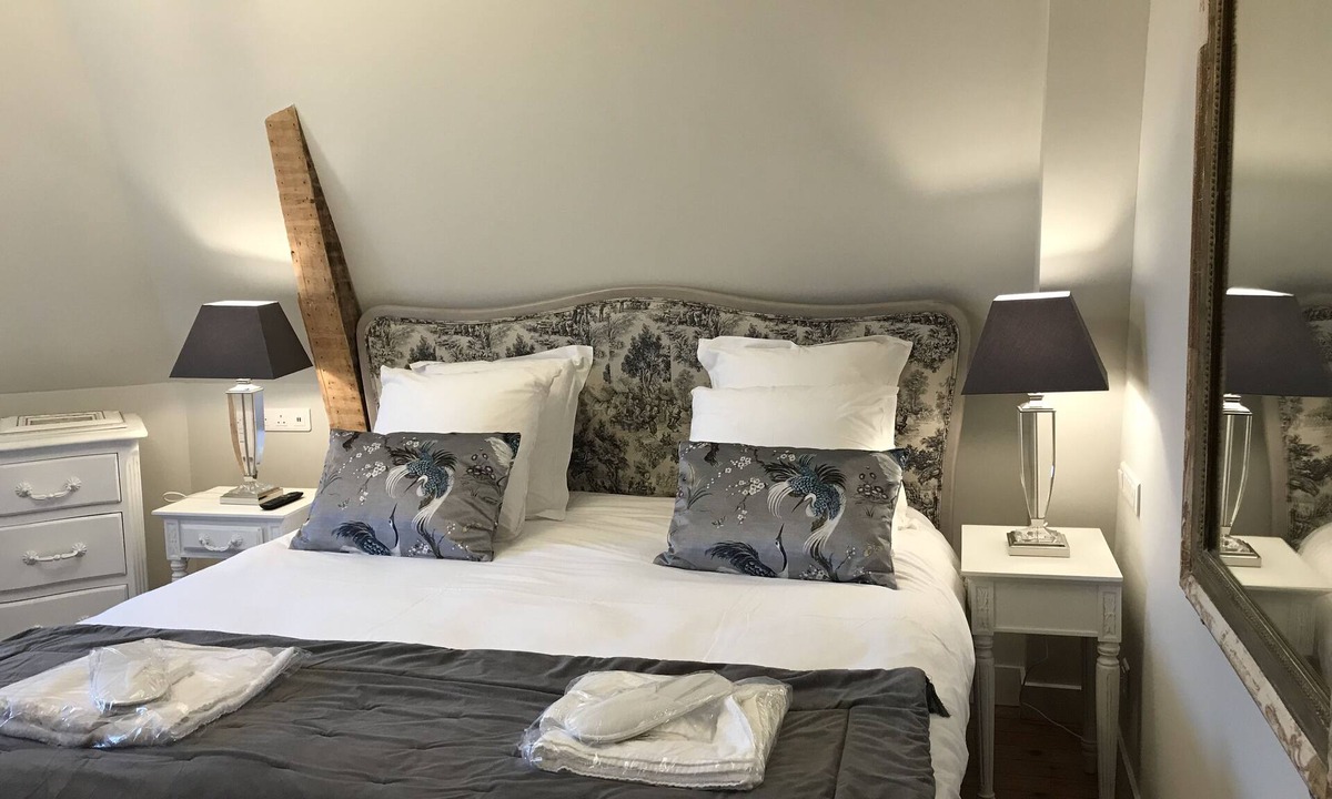 Jarze Bed & Breakfast | Room 5 king size bed with en suite