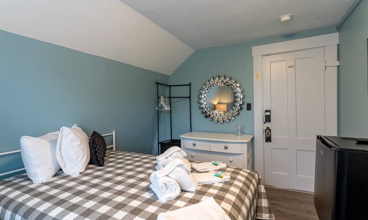 Weirs Beach House | Room 8 (3rd Floor and Shared Bathroom)