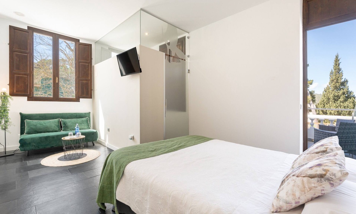 Navajas Apartment | Room 'Candela' with Mountain View, Wi-Fi and Air Conditioning