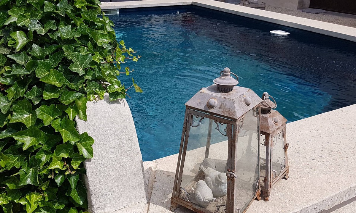 Chateauneuf-de-Gadagne Bed & Breakfast | Room 'Cardinale' with Shared Pool, Wi-Fi and Air Conditioning