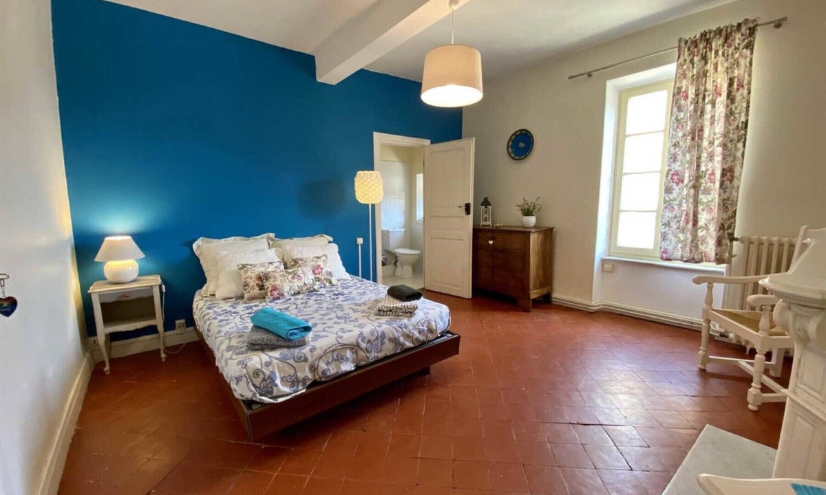 Laure-Minervois Apartment | Room 'Chambre 1 - La Note Bleue' with Shared Terrace and Wi-Fi
