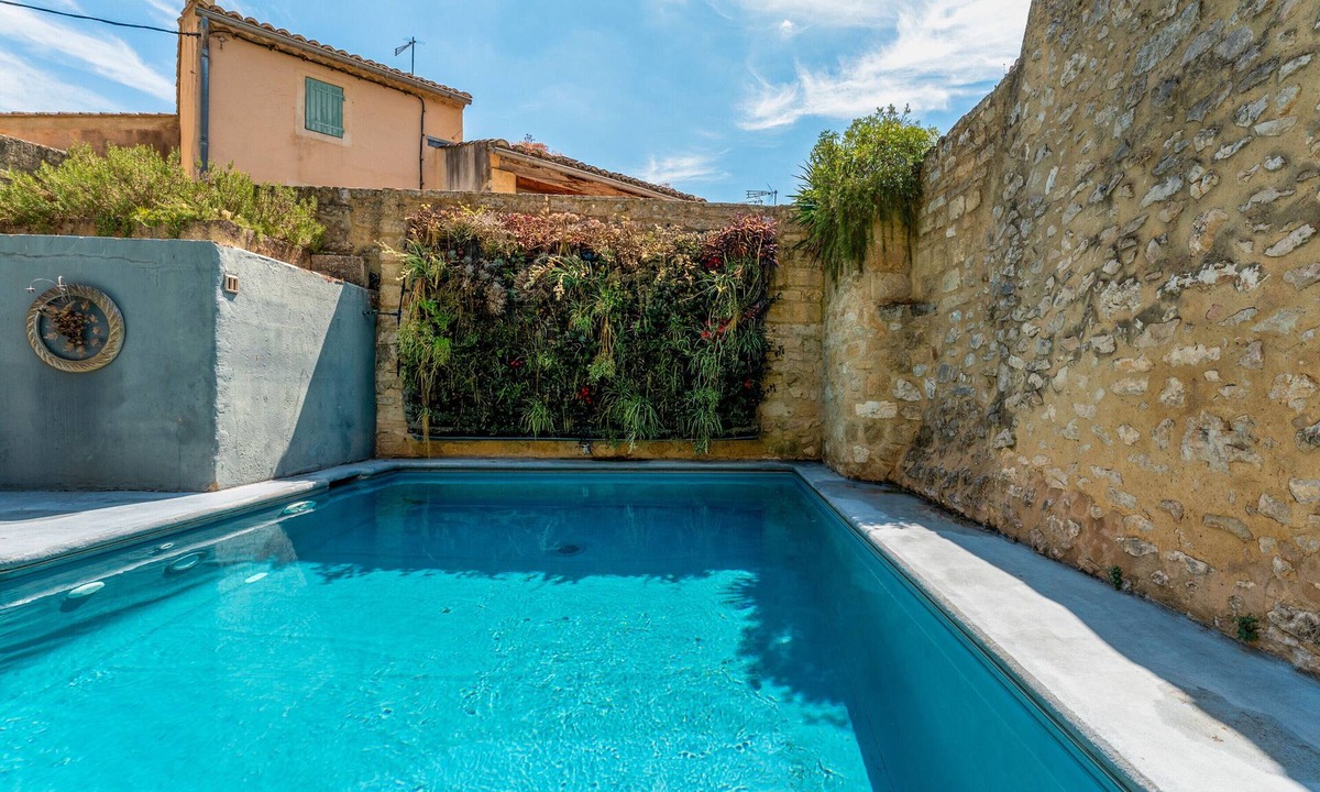 Collias Apartment | Room 'Chambre 11' with Shared Pool, Wi-Fi and Air Conditioning