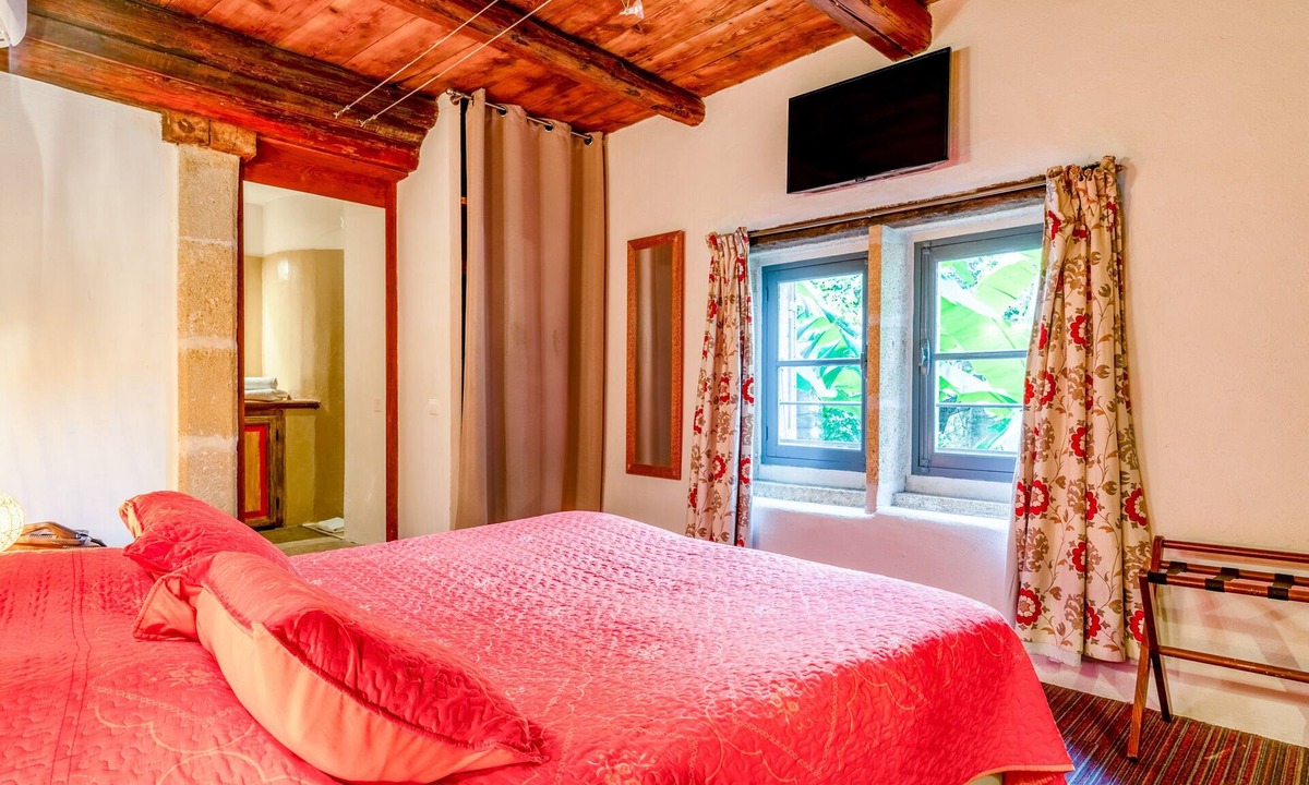 Collias Apartment | Room 'Chambre 12' with Shared Pool, Wi-Fi and Air Conditioning