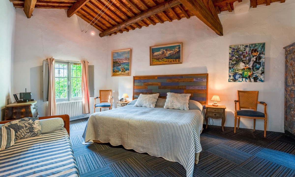 Collias Apartment | Room 'Chambre 14' with Shared Pool, Wi-Fi and Air Conditioning