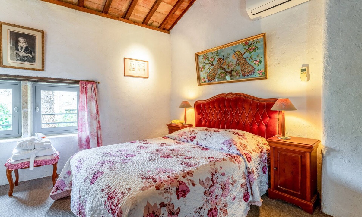 Collias Apartment | Room 'Chambre 21' with Shared Pool, Wi-Fi and Air Conditioning
