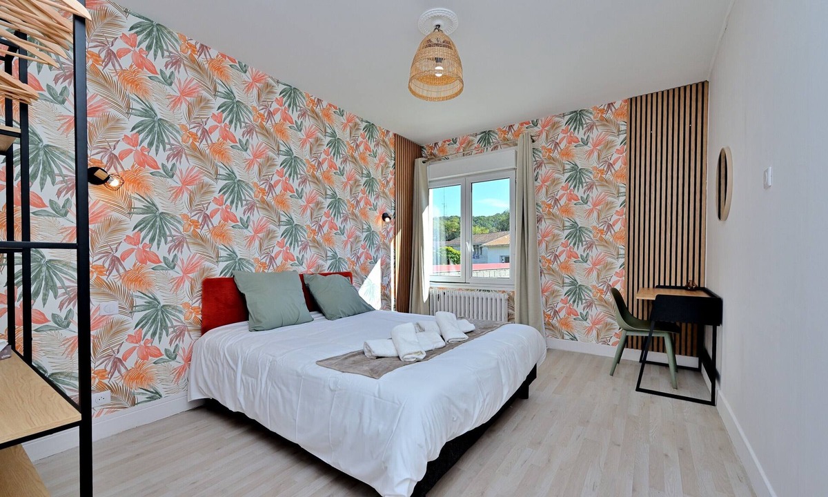 Salies-du-Salat Apartment | Room 'Chambre 7' with Shared Terrace, Wi-Fi and Air Conditioning