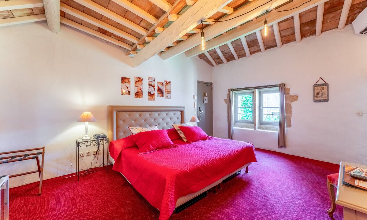 Collias Apartment | Room 'Chambre Bain A L Ancienne' with Shared Pool, Wi-Fi and Air Conditioning