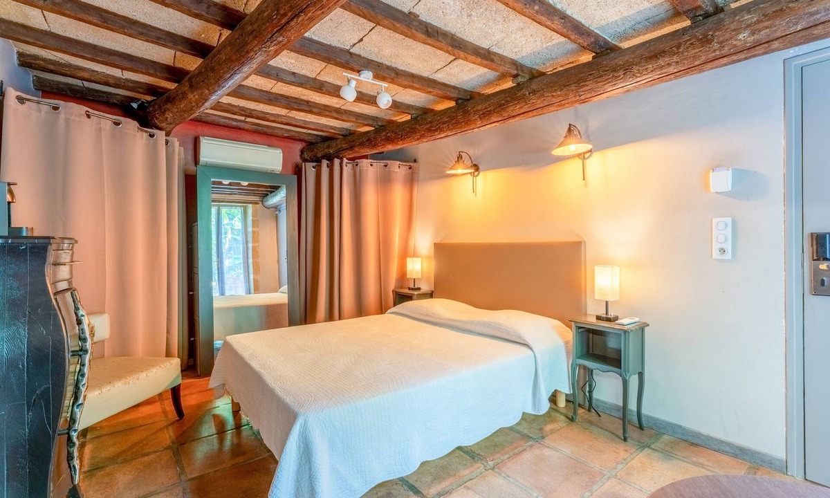 Collias Apartment | Room 'Chambre Galet Rose' with Shared Pool, Wi-Fi and Air Conditioning
