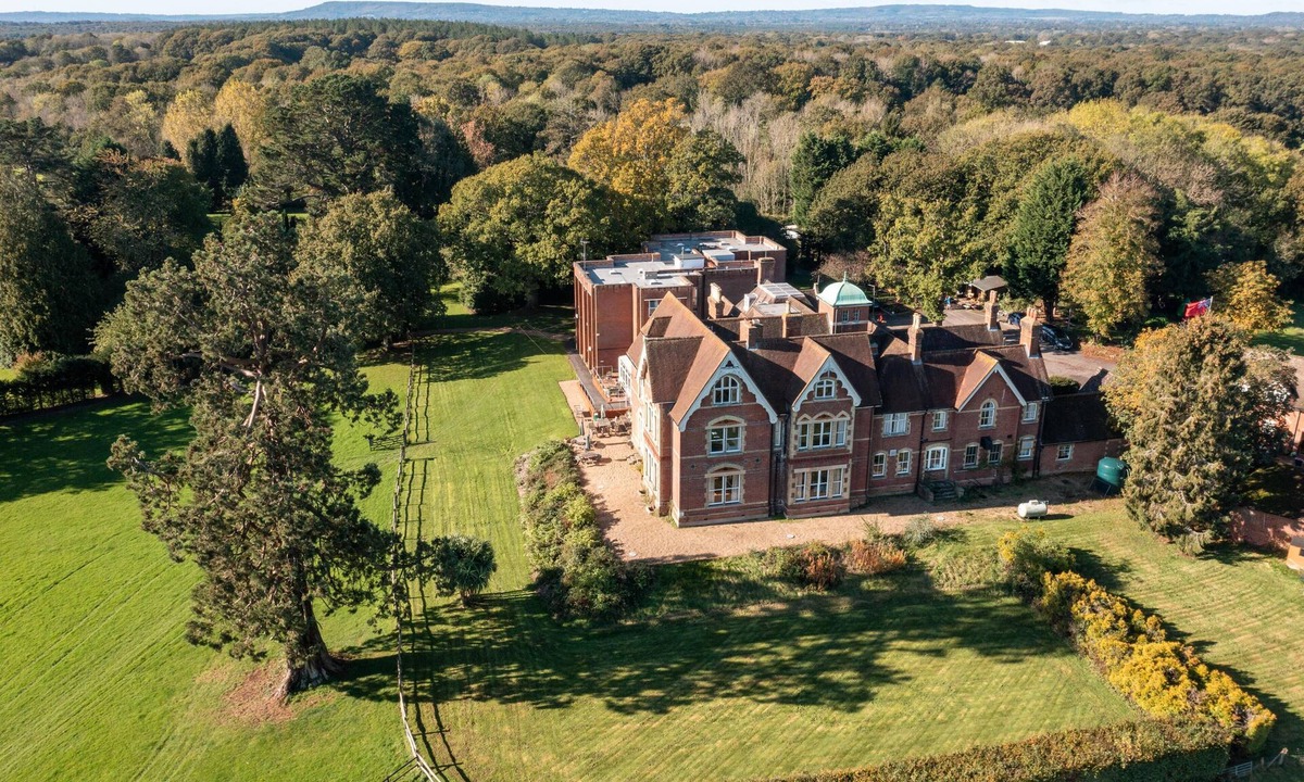 Cranleigh House | Room-comfortable Guest Room With a Bath