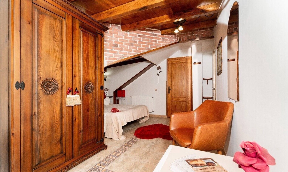 Rubayo Apartment | Room 'Doble Camelia' with Mountain View, Shared Terrace and Wi-Fi