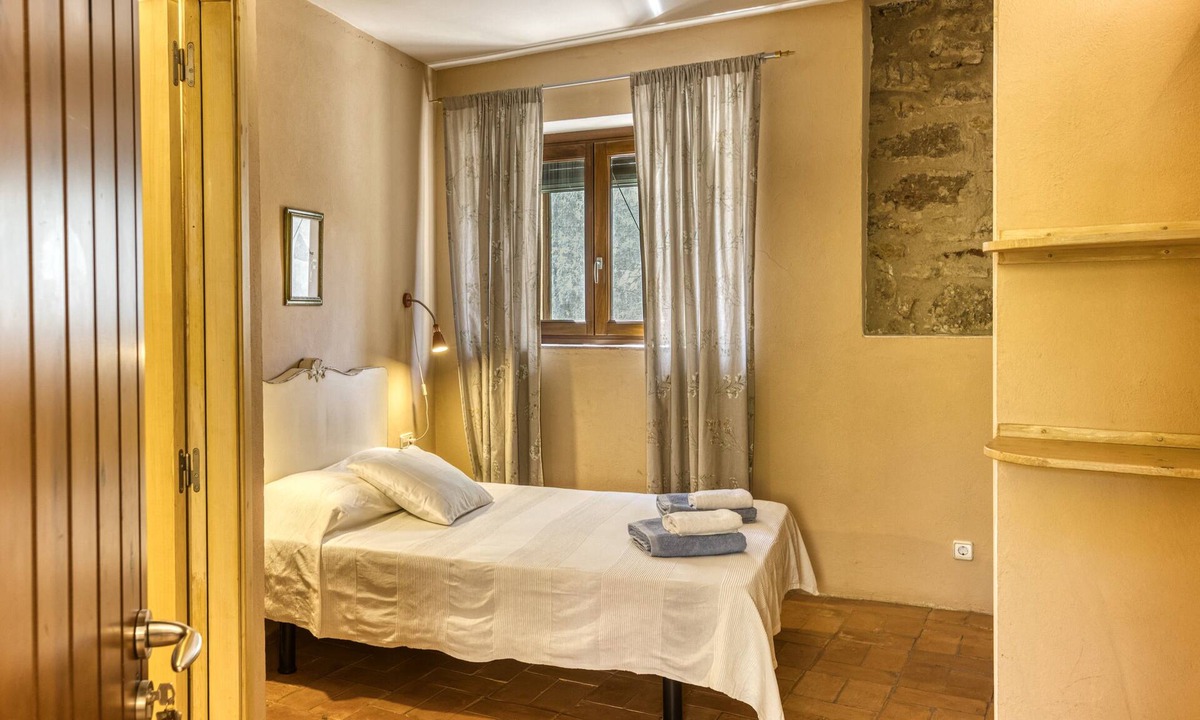 Borrassa Apartment | Room 'Donzell' with Shared Pool, Wi-Fi and Air Conditioning