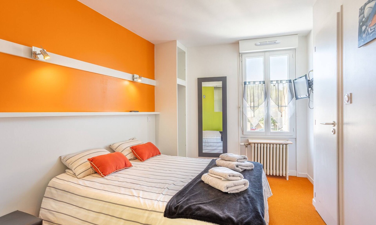 Chantonnay Apartment | Room 'Double - No.08' with Wi-Fi