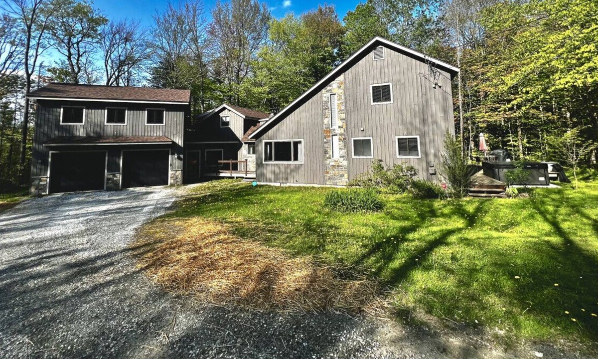 Stratton and Bromley Ski Areas House | Room for everyone, includes a bonus room!