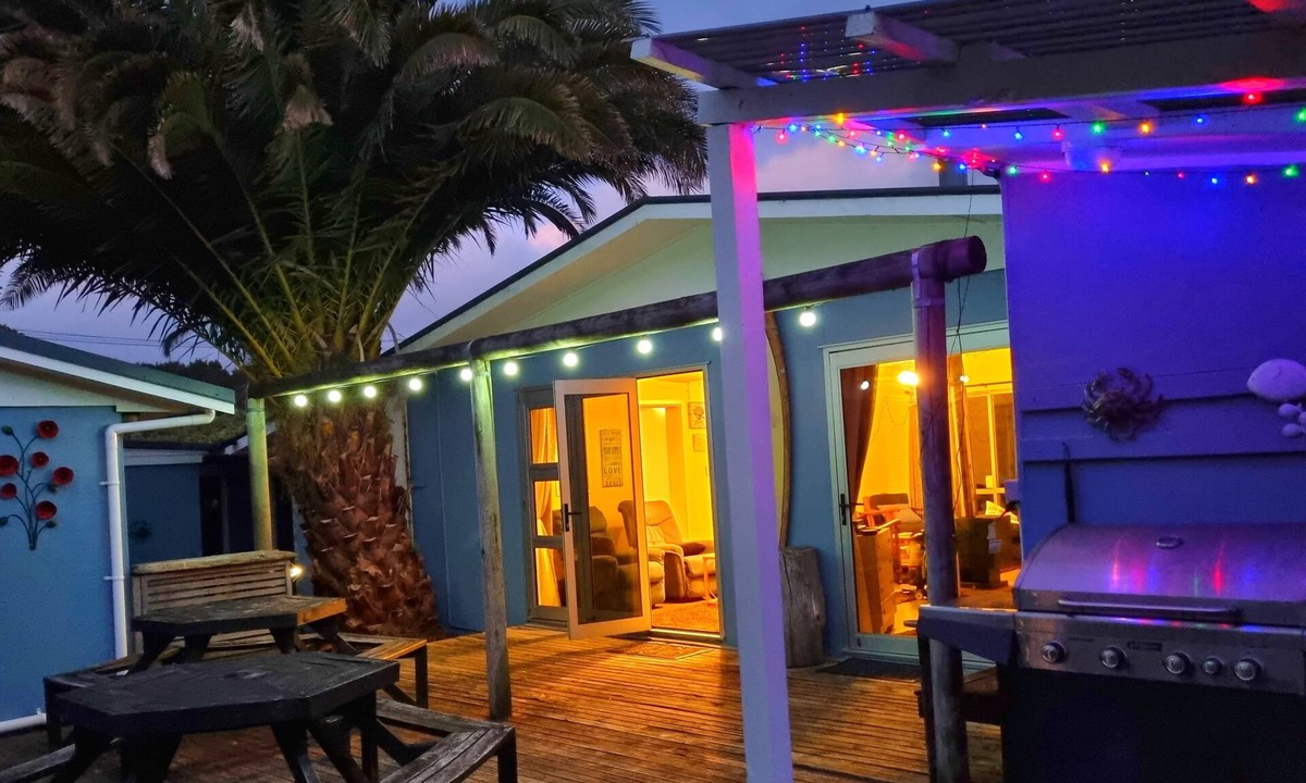 Foxton Beach House | Room for the whole family.and friends.!