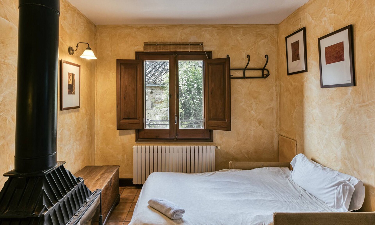 Pujals dels Pagesos Apartment | Room 'Garbi' with Shared Pool, Wi-Fi and Air Conditioning