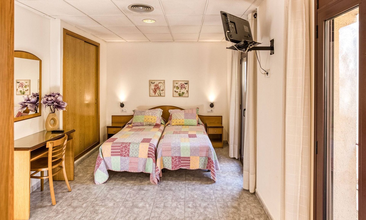 Figueres Bed & Breakfast | Room in the Heart of Figueres