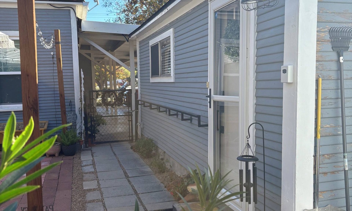 Jacksboro Apartment | Room In The Inn: 1 bd apt in peaceful yard with 100 y.old rock wall.