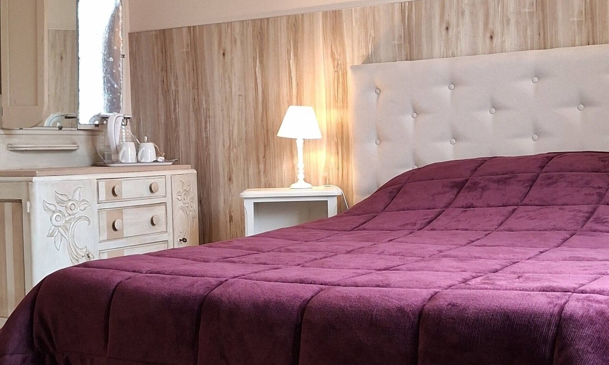 Fye Apartment | Room 'Le Meslay N°1' with Shared Terrace, Shared Garden and Wi-Fi