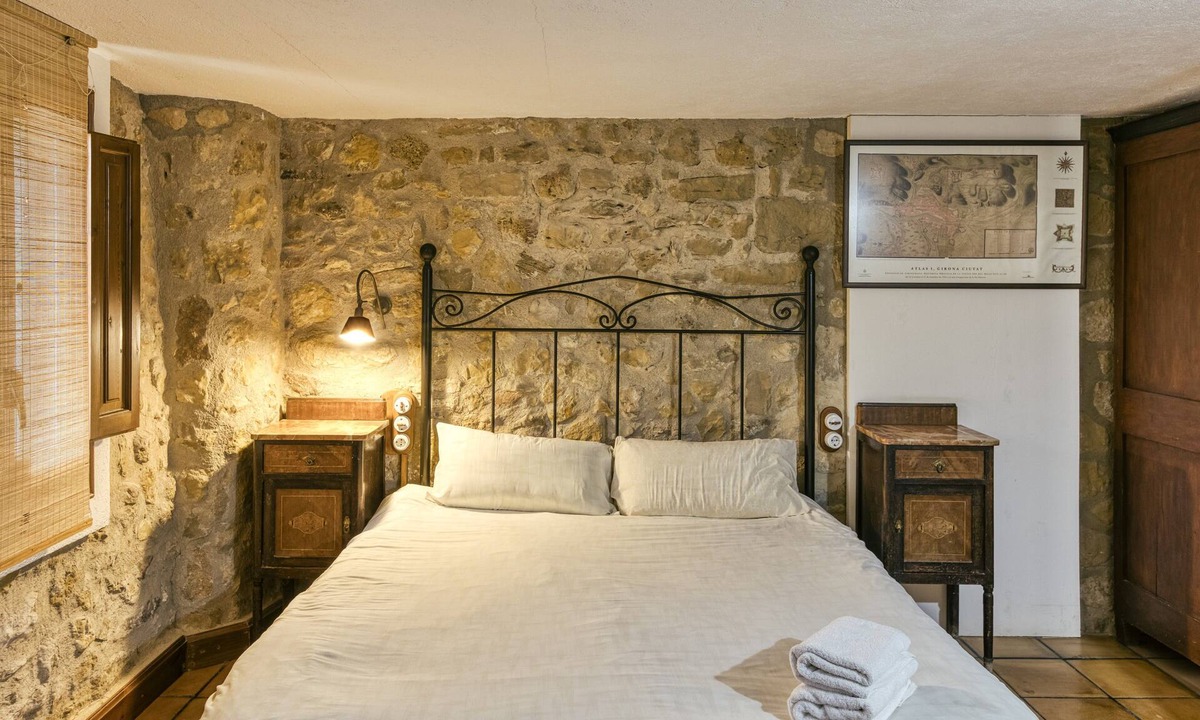 Pujals dels Pagesos Apartment | Room 'Llebeix' with Shared Pool, Wi-Fi and Air Conditioning