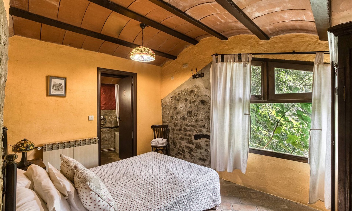Montagut Apartment | Room 'Lledoner' with Mountain Views, Shared Pool and Shared Terrace