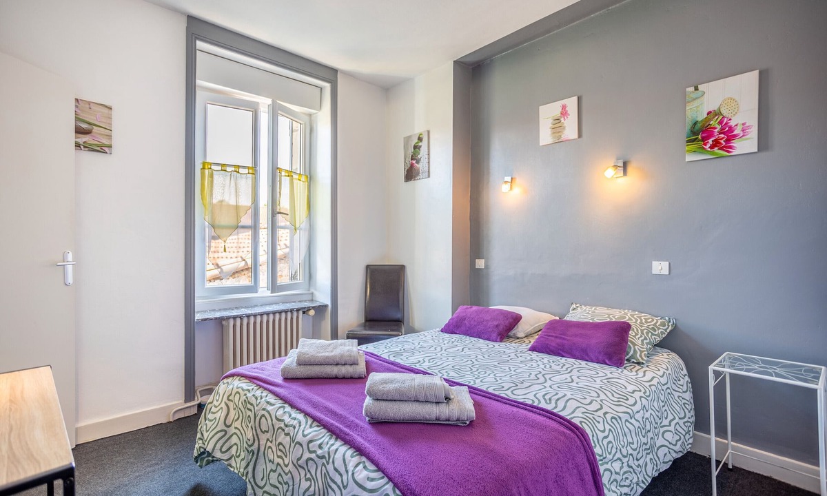 Chantonnay Apartment | Room 'N°10' with Wi-Fi