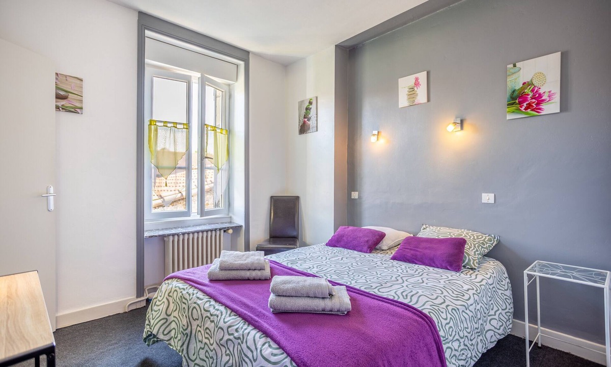 Chantonnay Apartment | Room 'N°10' with Wi-Fi