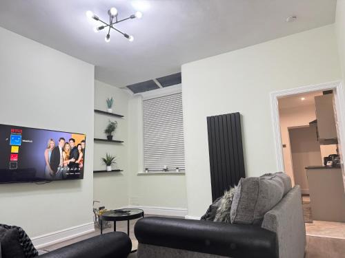 Clayton Bed & Breakfast | Room near Etihad Stadium