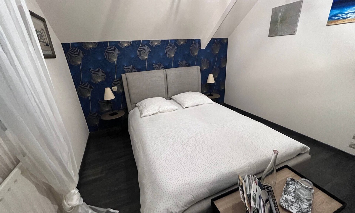 Sable-sur-Sarthe Bed & Breakfast | Room “Pause Tranquille - Room 2” with Shared Terrace, Garden, and Wi-Fi