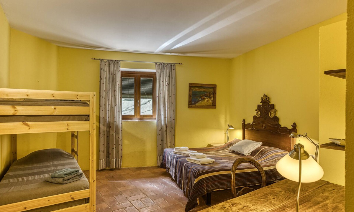 Borrassa Apartment | Room 'Sajolida' with Shared Pool, Wi-Fi and Air Conditioning