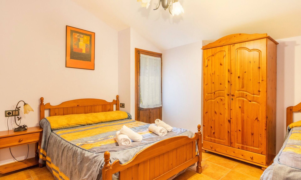 Gavet de la Conca Apartment | Room 'Triple 3' Casa Roca-Sant Martí de Barcedana with Wi-Fi and Air Conditioning.