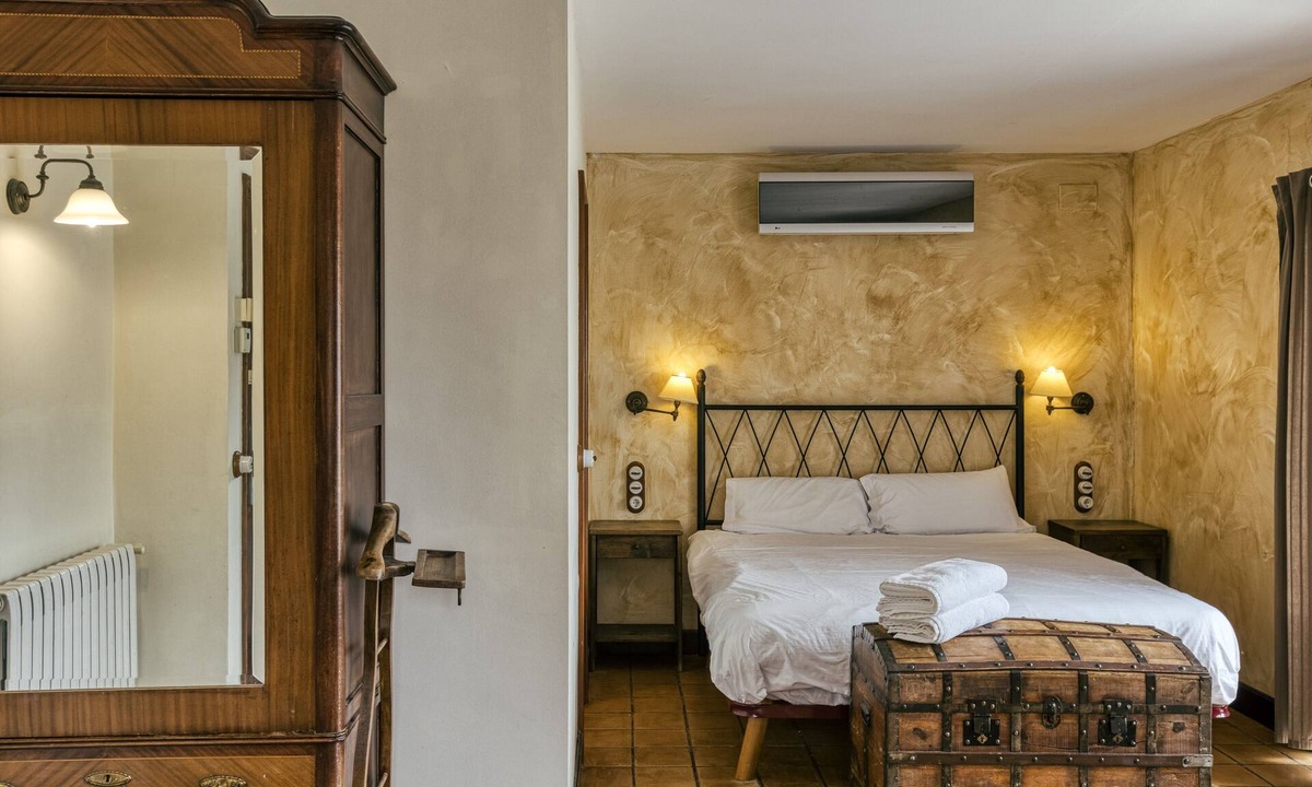 Pujals dels Pagesos Apartment | Room 'Tramuntana' with Shared Pool, Wi-Fi and Air Conditioning