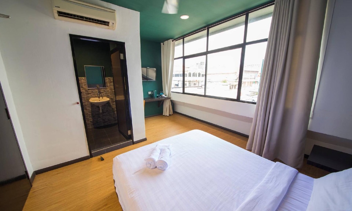 Pegawai Hotel | Room V Jalan Jenang