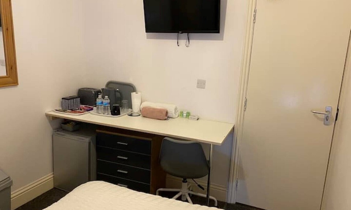 Manchester House | Room with en-suite bathroom