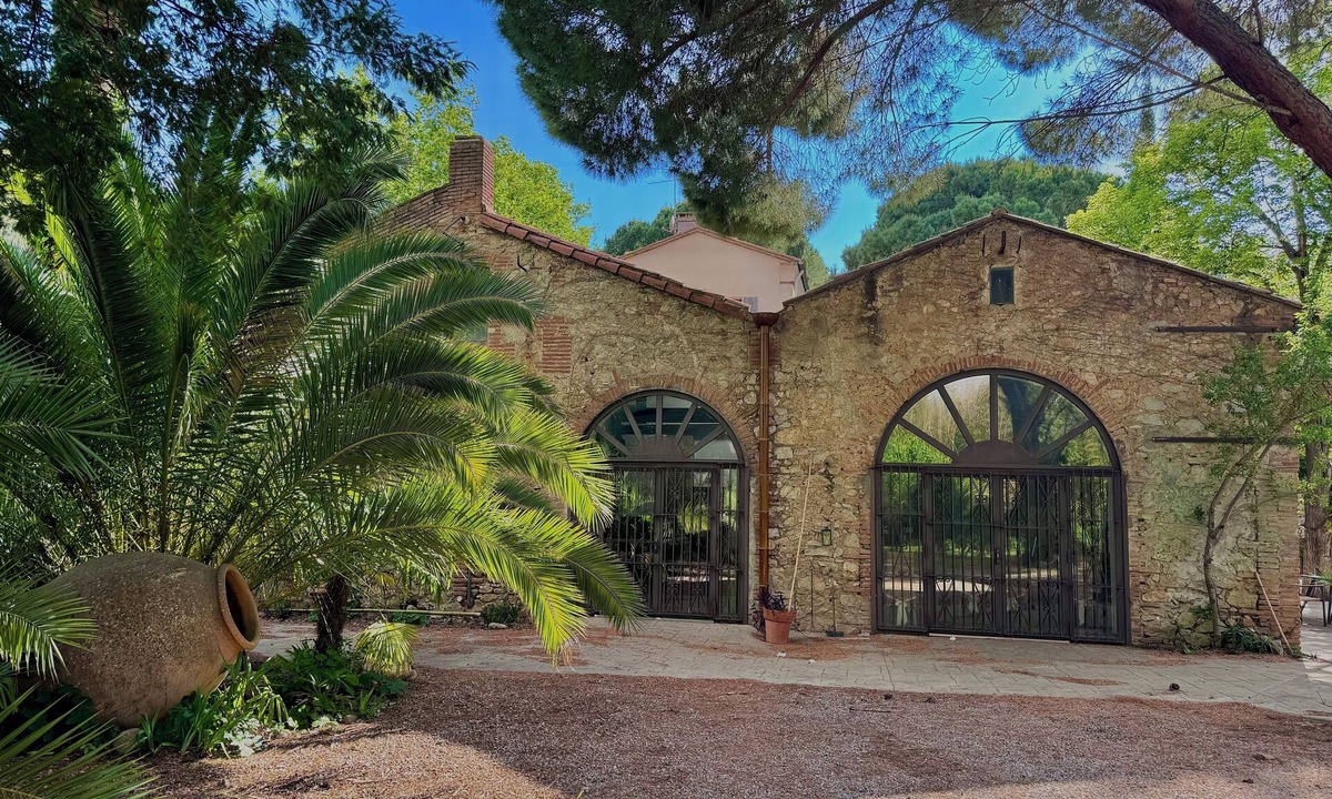 Thuir Apartment | Room with kitchenette in an estate