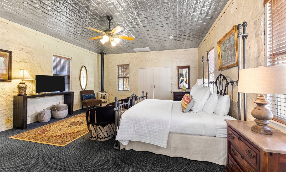 Comfort Hotel | Room with One King Bed, microwave, mini-fridge, and porch