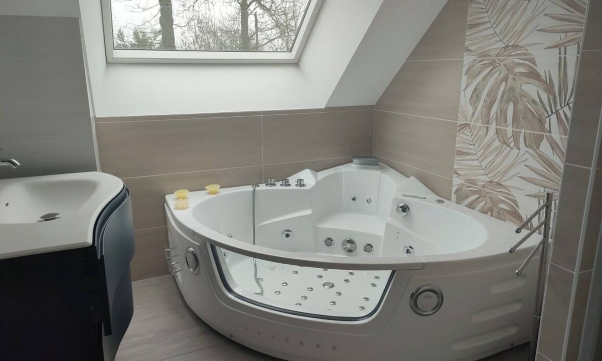 Porcaro Bed & Breakfast | Room with outdoor spa, unlimited access, and private whirlpool spa