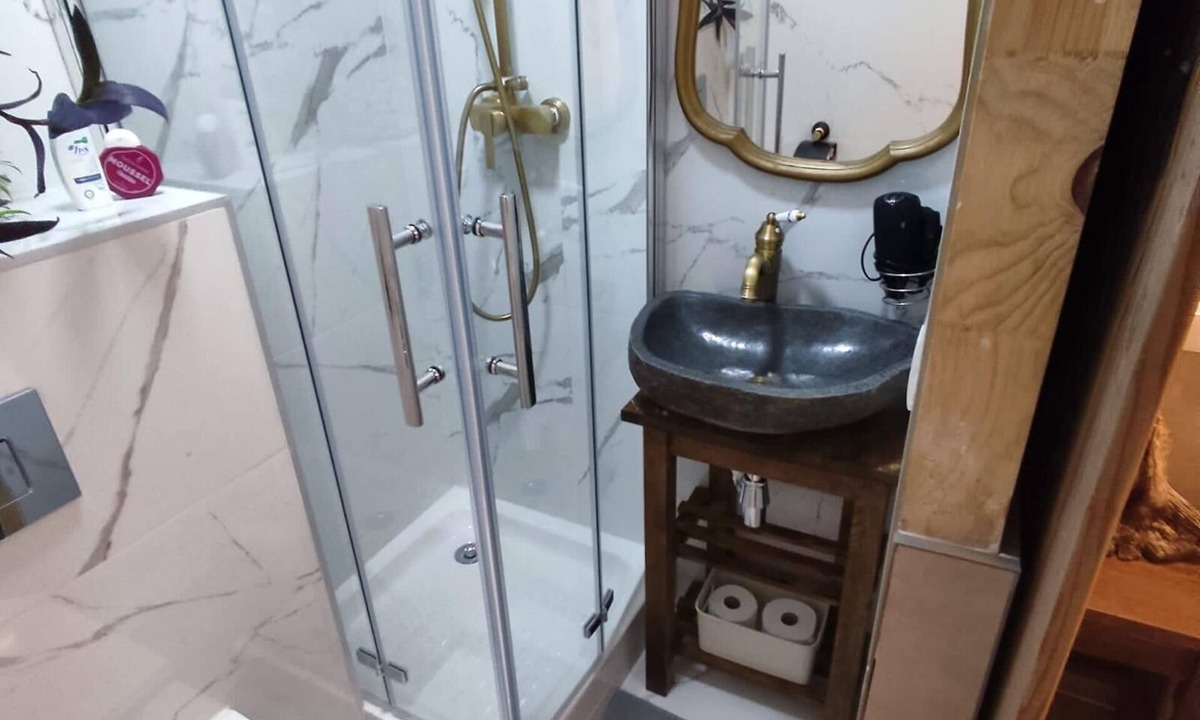 Nou Barris House | Room with private bathroom 2