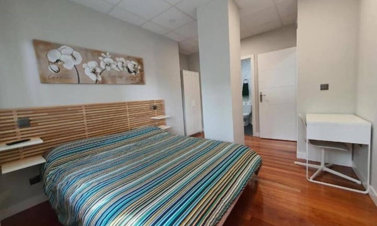 Uribarri Hotel | Room with Private Bathroom in front of Guggenheim. Riverview. Optional Parking